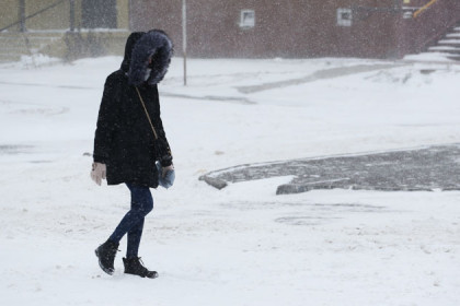 В суровую схватку со снегопадом вступили новосибирцы