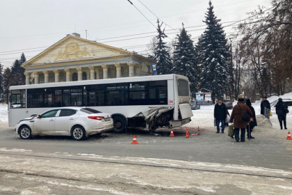 Иномарка сбила пешехода и врезалась в автобус в Новосибирске