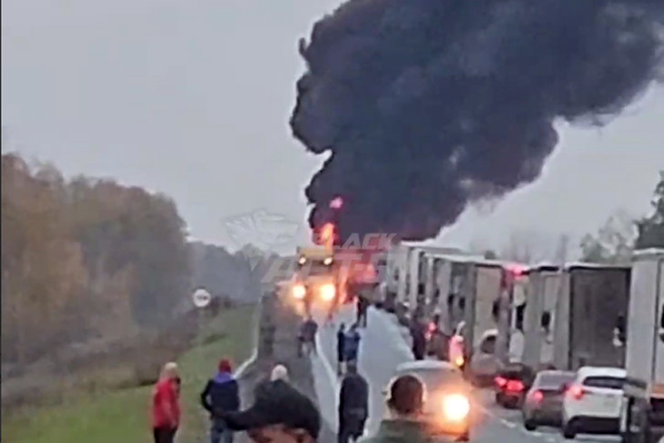 Водитель погиб в массовом ДТП с возгоранием в Барабинском районе