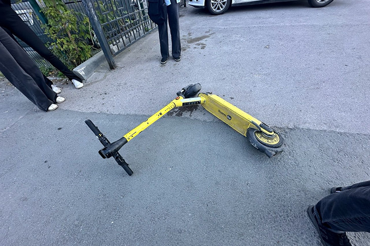 Свидетелей наезда самокатчика на пожилую женщину ищут в Новосибирске