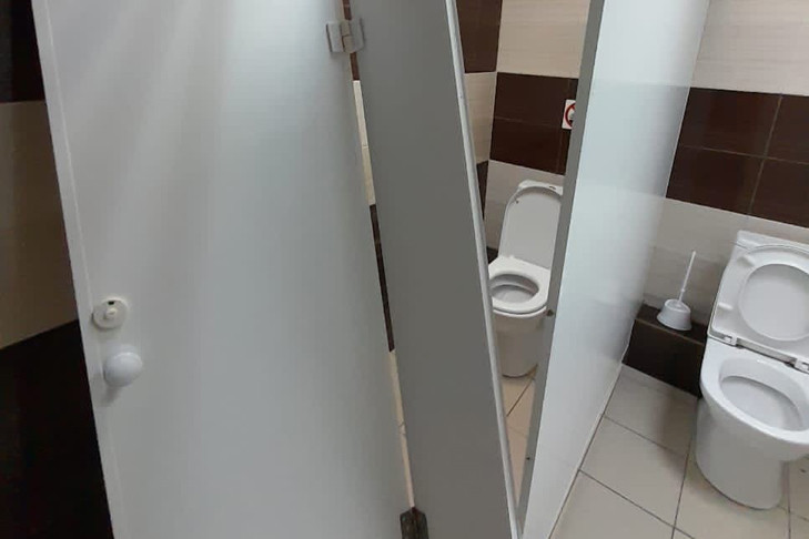 Награду в 10 тысяч рублей пообещали в НГУЭУ за поимку туалетных вандалов