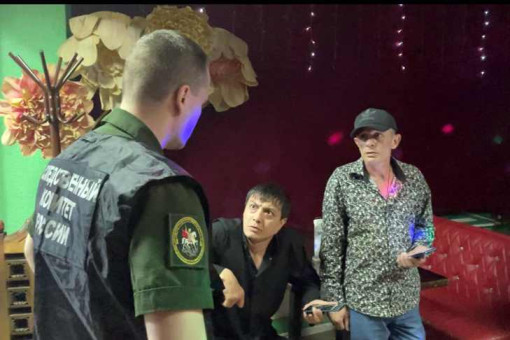 В Новосибирске агрессивных мигрантов из кафе «Пять львов» увезли в военкомат