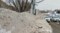 Новосибирцы не могут перейти дорогу из-за снега на Тюленина