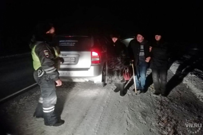 От смерти в заглохшей машине спасли семью из Татарска сотрудники ГИБДД