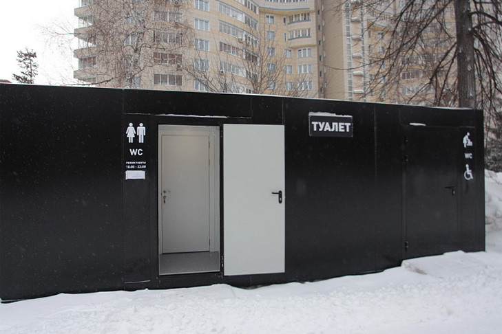 Черный туалет заработал в Центральном парке Новосибирска