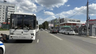Автобус сбил 76-летнюю женщину на остановке в Новосибирске