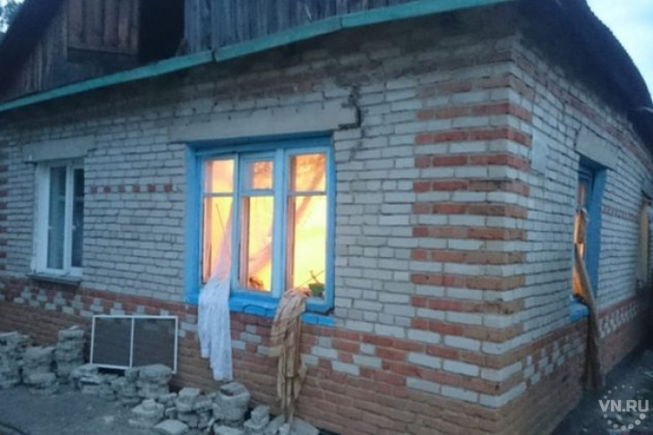 Окна и стены разлетелись от взрыва в частном доме новосибирца