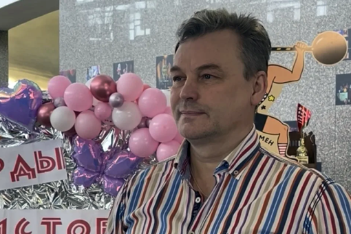 Новосибирец Владимир Анискин назвал самую маленькую картину «Черная точка»