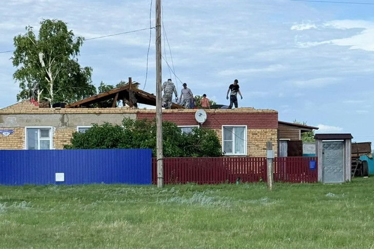Ураганный ветер снес крышу дома в Барабо-Юдино Новосибирской области