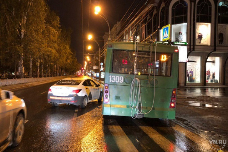 Троллейбус №13 и такси не поделили Красный проспект