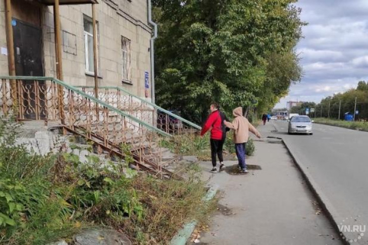 Подростки-спортсмены избили молодую мать на улице Вертковской в Новосибирске