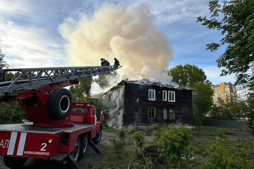 Пожарные спасли трех человек из горящего дома в Новосибирске