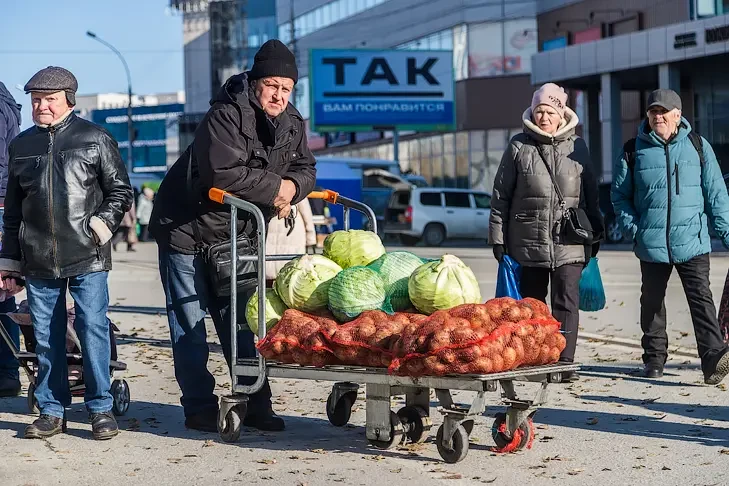 Картошка по 27, капуста по 50: урожай раскупили новосибирцы на ярмарке у ГУМа