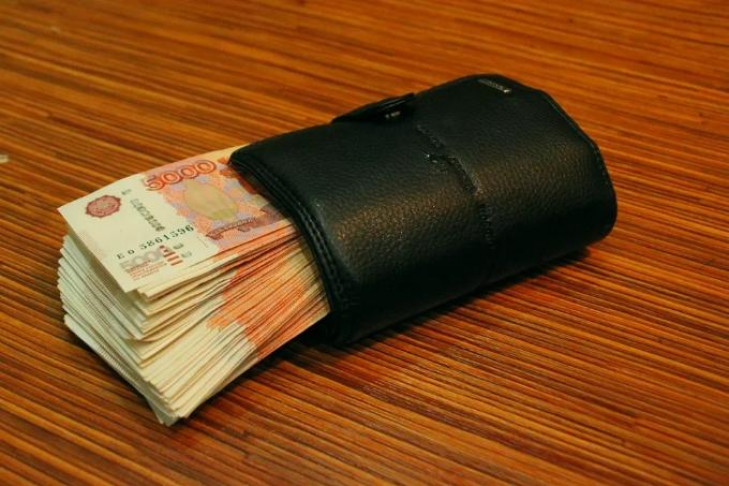 Взятку 300 тысяч от нелегальных торговцев получили полицейские в Новосибирске