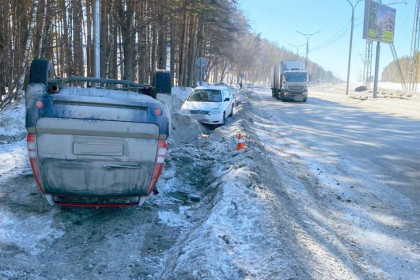 В Новосибирске женщина на «Хонде» вылетела в кювет и перевернулась