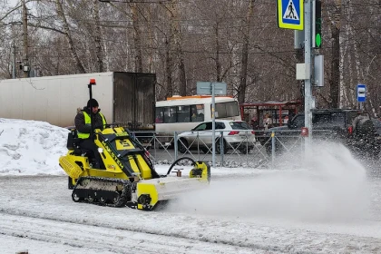 Чудо-машину для борьбы с гололедом тестируют дорожники в Новосибирске