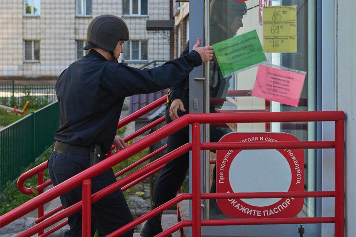 В Новосибирске 12-летняя пьяная девочка покусала охранников и полицейского