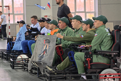 Новосибирские ветераны СВО открыли чемпионат по футболу на колясках