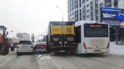 На левом берегу Новосибирска столкнулись четыре автомобиля