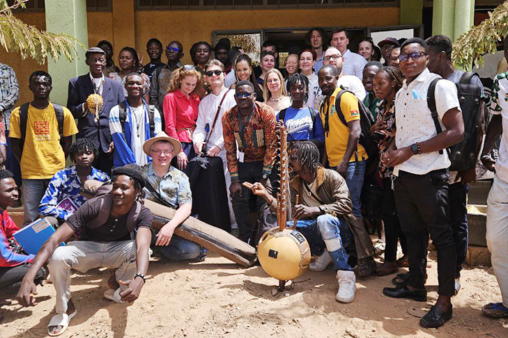 Под охраной автоматчиков выступила в Нигере Новосибирская филармония