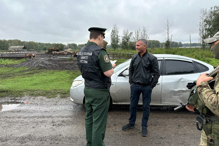 Двух скотников под конвоем увезли с фермы в военкомат Новосибирска