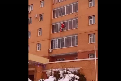 Дед Мороз залез в окно на Родниках в Новосибирске