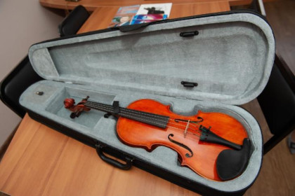 Копию скрипки Страдивари из Луганской области привезли в Новосибирск