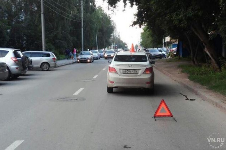 Двое детей перебегали дорогу и попали под машину в Новосибирске
