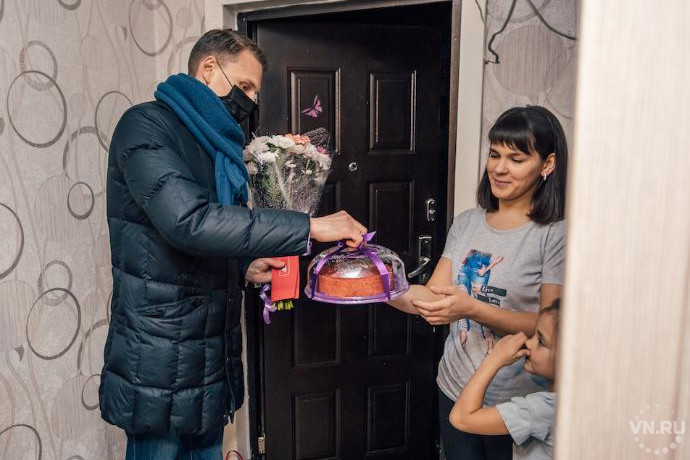 Депутаты-единороссы в Новосибирске поздравили многодетных мам с днем матери