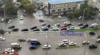 Машины тонут в центре Новосибирска из-за мощного ливня