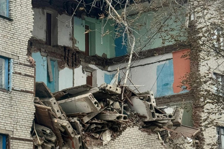 Обрушение в Куйбышеве: рухнула часть аварийного общежития