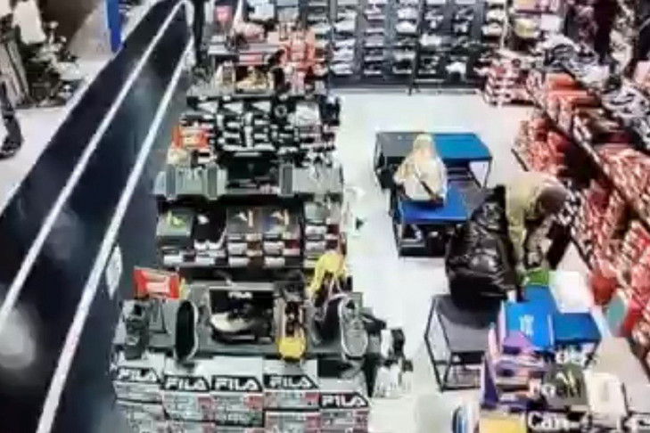 Сумка-невидимка помогала переобуться в магазине жителю Новосибирска