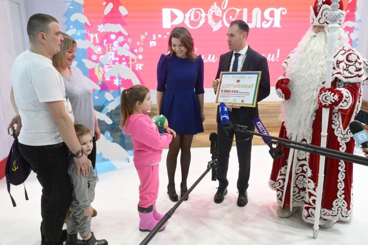 Персональную экскурсию Деда Мороза получила в подарок пятимиллионная гостья выставки «Россия»