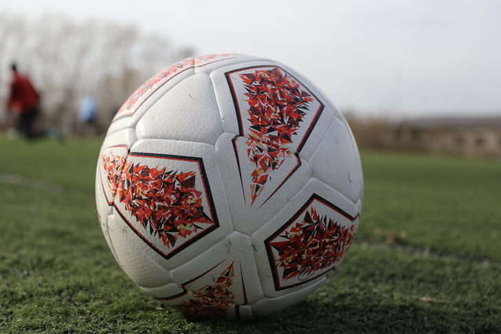 Новый футбольный комплекс откроют на территории школы в Новосибирске