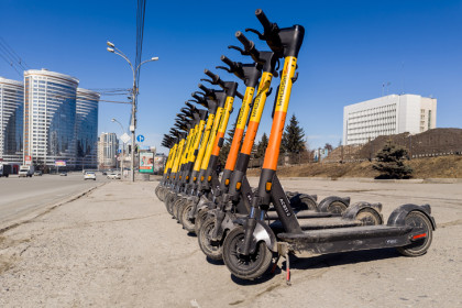 Приостановить работу сервисов кикшеринга предложили депутаты в Новосибирске
