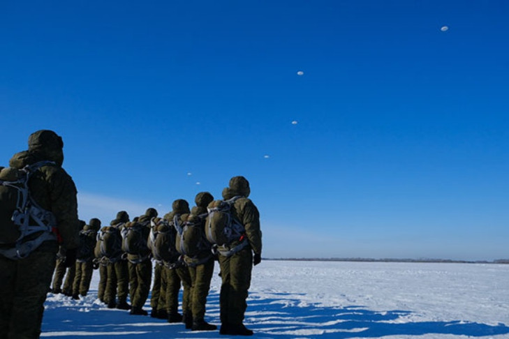Более 100 военнослужащих десантировались с вертолета Ми-8 под Новосибирском