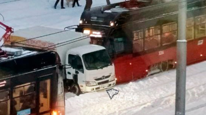 В Новосибирске грузовик с мороженым остановил движение трамваев