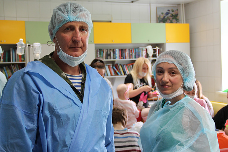 Детей с онкологией в Облбольнице поддержали артисты и участники СВО