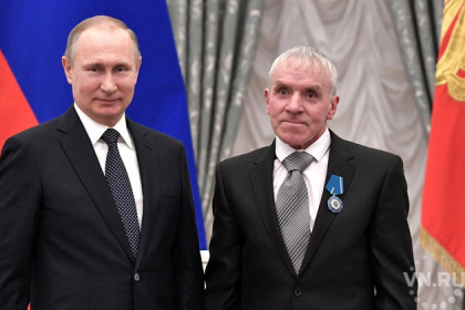 Путин лично наградил дояра и летчика из Новосибирской области 