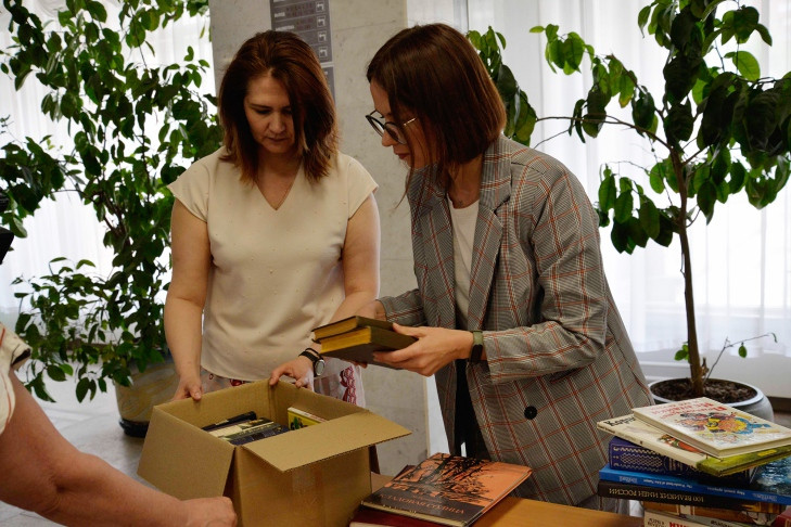 Сотни книг на русском языке из Новосибирска отправят в вузы Донецка и Луганска