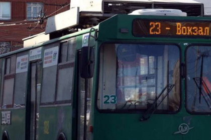 СКР начал проверку после падения пенсионерки в троллейбусе №23