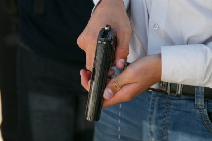 Пистолет в руках подростка возмутил новосибирцев