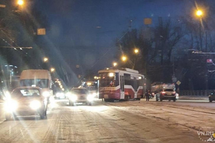 Трамвай сошел с рельсов и перекрыл движение в Новосибирске