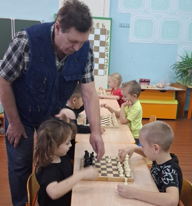 В шахматы учатся играть воспитанники «Ивушки»