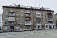 В Новосибирске демонтируют советскую вывеску с крыши дома на Серебренниковской
