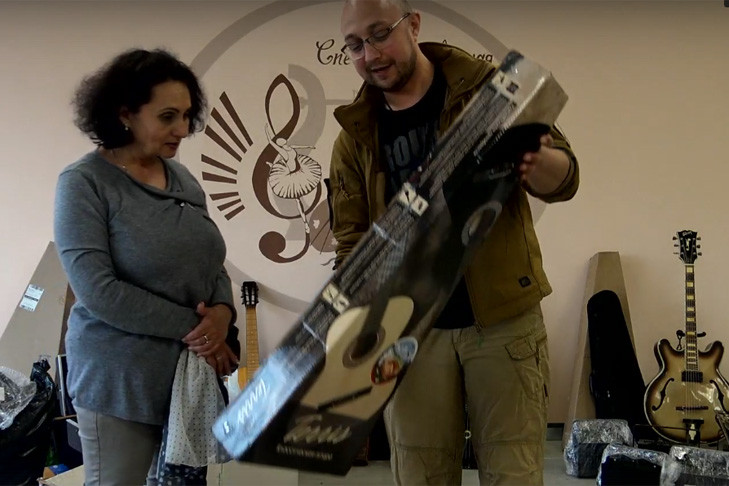 «Победим не только оружием»: Алексей Носов доставил на Донбасс музыкальные инструменты
