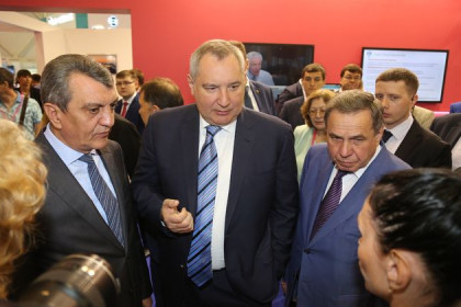 Вице-премьер Рогозин осмотрел выставку «НТИ ЭКСПО» на «Технопроме-2017»
