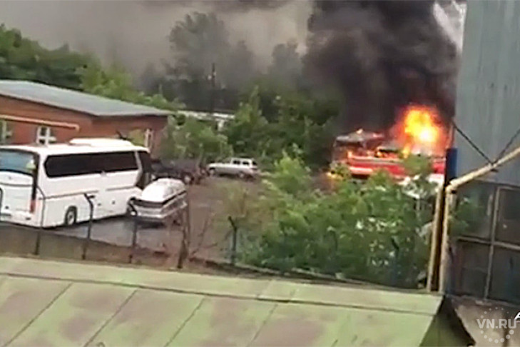 Три автобуса сгорели, по пути пожарные попали в ДТП