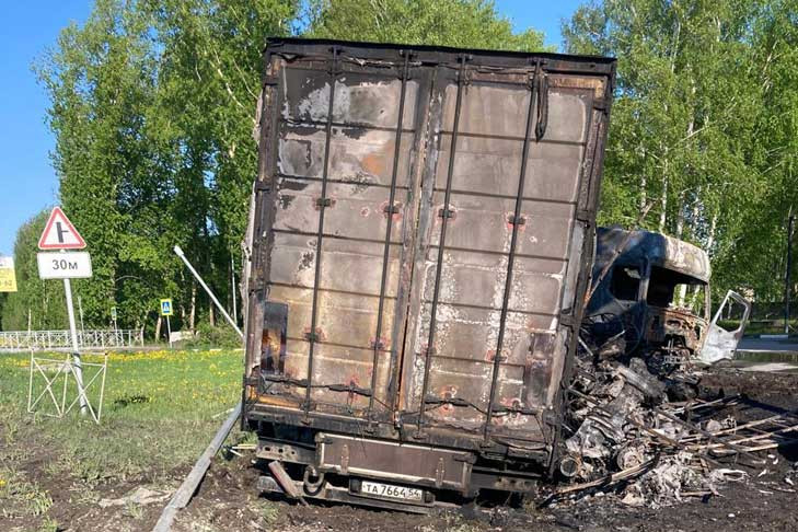 Под Новосибирском грузовик врезался в АЗС и загорелся