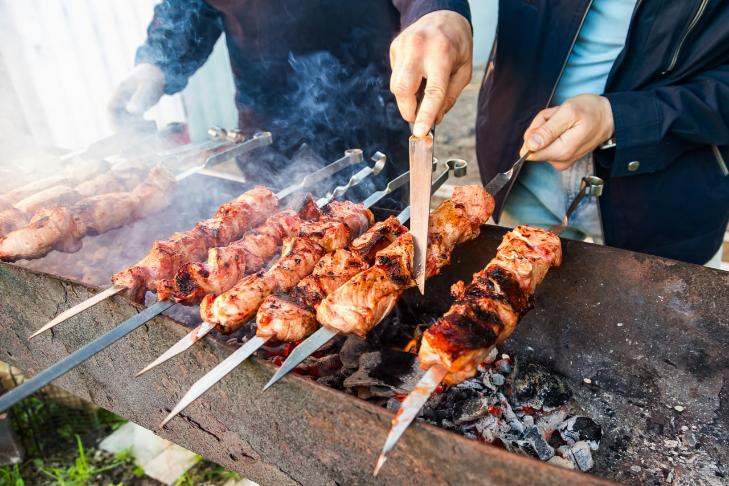Об опасности алкоголя и шашлыков летом-2025 рассказал гастроэнтеролог Загайнов